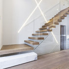 House Red Oak Tread Stairs Floating Cantilevered Staircase with Frameless Tempered Glass Railing