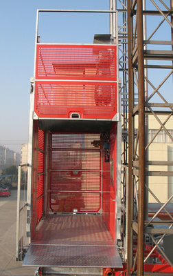 China High efficiency 3200kg Construction Material Lifting Hoist Manual Ramp Door 0 ~ 60m / min supplier