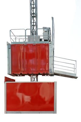 China 2000kg Double cages building elevator material hoist vertical transporting equipment supplier