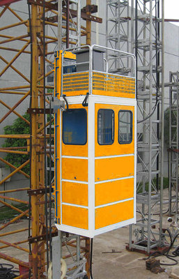 China Portable Construction Material Hoists / Passenger Hoist Green Yellow Or Customized supplier