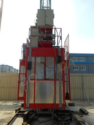China Frequency Conversion Passenger Hoist CH 2000 with Single Car 2000kg High Capacity supplier