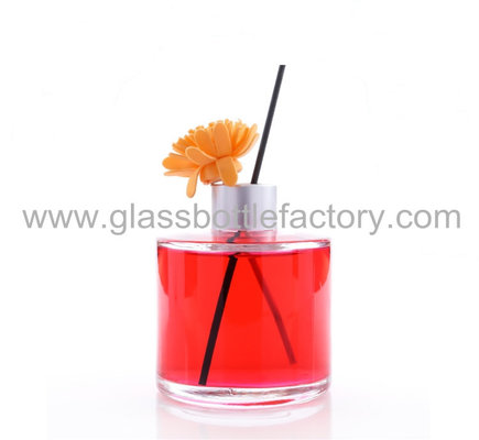 China 200ml Clear Round Glass Fragrance Bottle With Silver Cap supplier