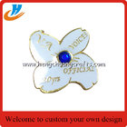 Flower lapel pin badge custom,gold plated white logo custom metal lapel pin
