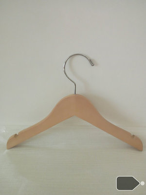 China Solid Natural Wood Clothes Hangers with Non Slip  Notched Shoulder supplier