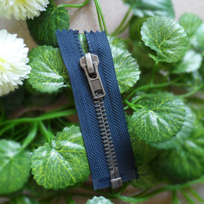 China Metal Teeth 5 # Open End Zippers For Handbag , Decorative Zipper Pulls supplier