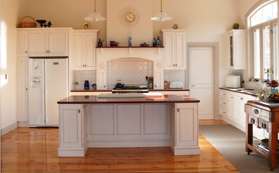 China luxury solid wood kitchen cabinet supplier