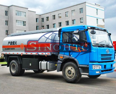 China 10 - 15 Tons Oil Tanker Truck 6557cc Engine Displacement 7 / 8F 1R Gearbox supplier