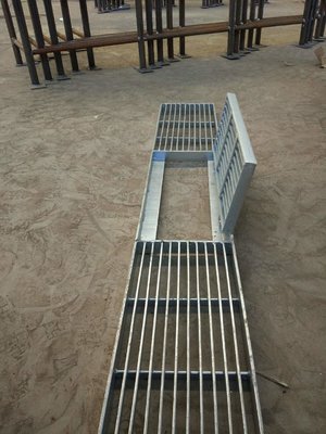 China City Road Galvanized Steel Walkway Grating Silver Appearance With Hinge / Round Bar supplier