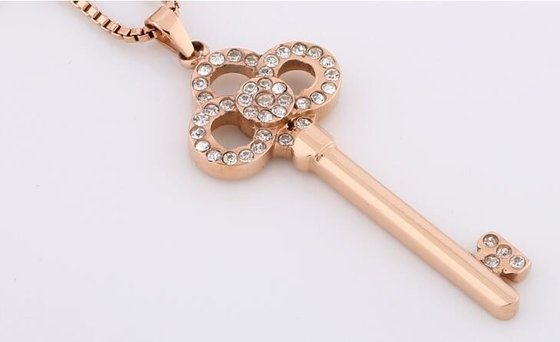 China Boutique Stainless Steel Necklace Key Diamond Necklace Female Fashion Jewelry Key Pendant Necklace supplier